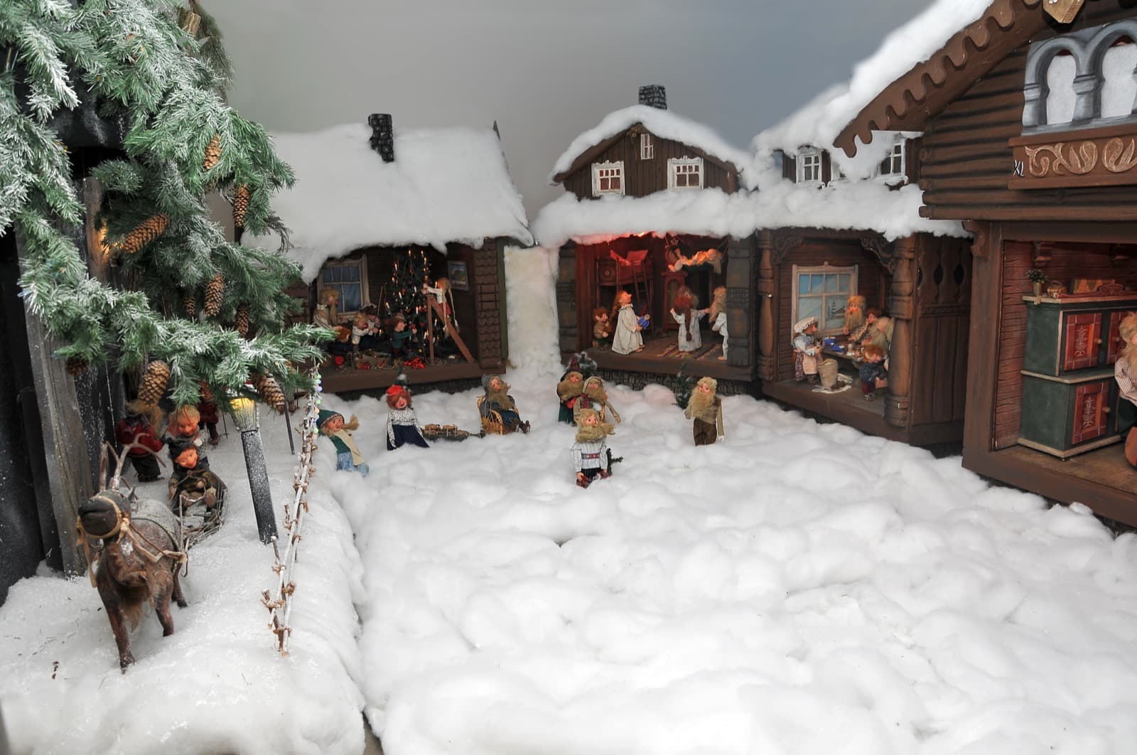 Miniatur-Diorama: verschneites Märchendorf mit vielen Figuren