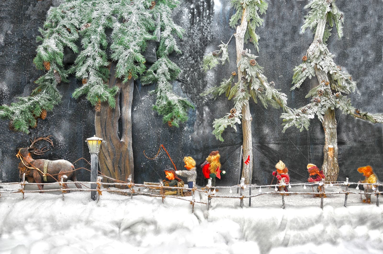 Miniatur-Diorama: Rentiergespann im verschneiten Wald